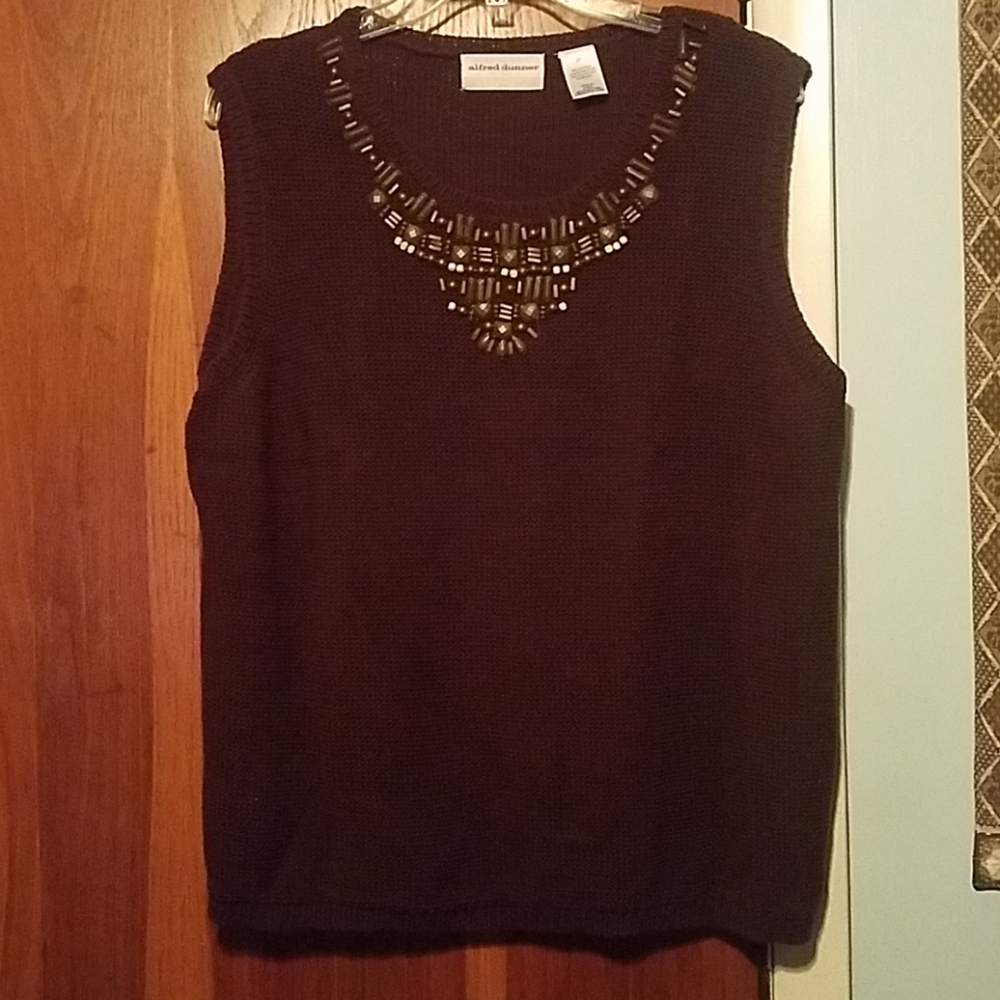 Woman's alfred dunner  sleeveless sweater